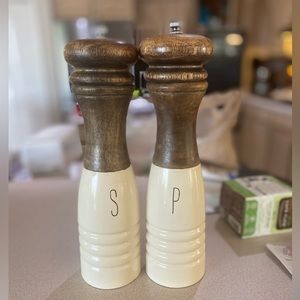 Mud Pie Salt and Pepper grinders, great used condition